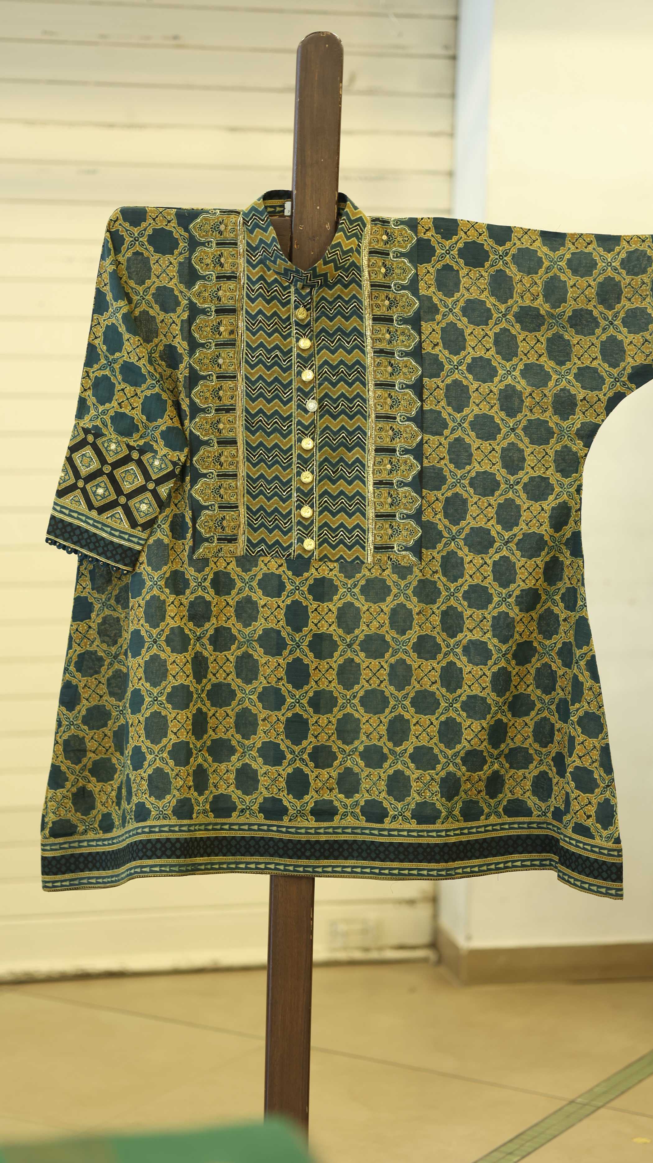 Golden Zigzag Kurti Set with Embroidery and Lattice Motif