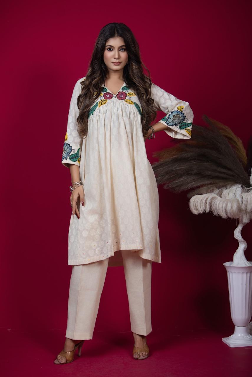Off-White Kurti Set with Kalamkari and Floral Embroidery