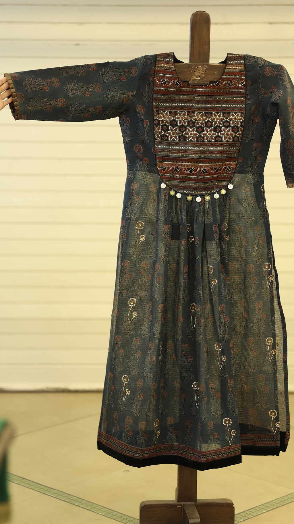 Floral Embroidered Kurti Set with Textured Border for Cultural Celebrations